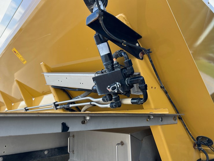 2019-terragator-7300-spinner-truck-image-36