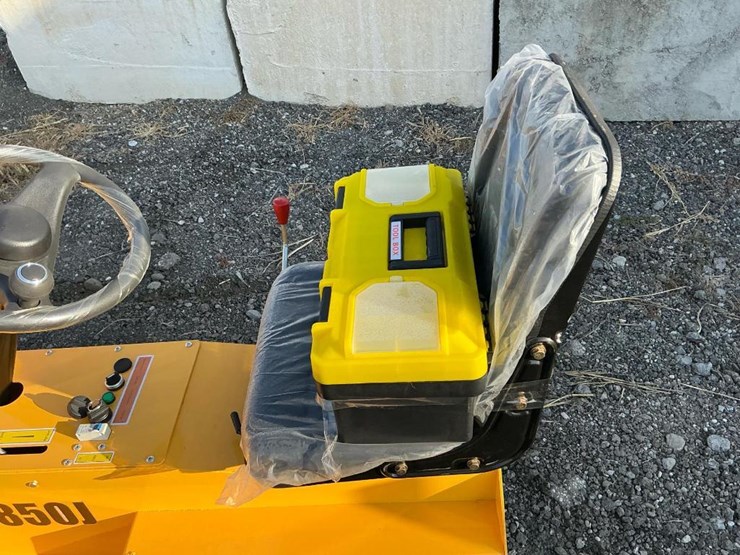 #1251-•-unused-future-ft850-ride-on-roller-image-14