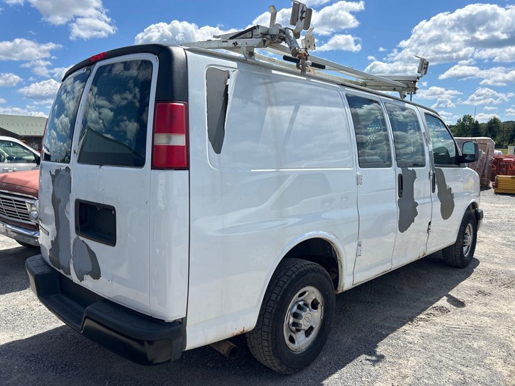 2010-chevy-express-van-image-4