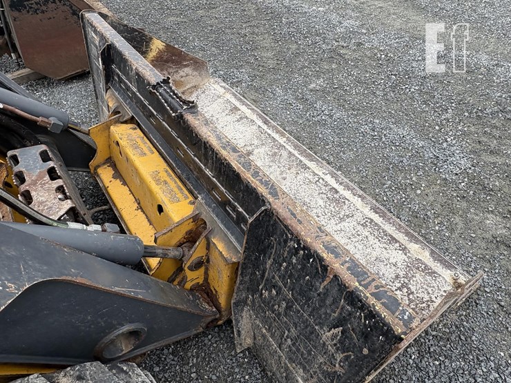 2015-deere-326e-image-11