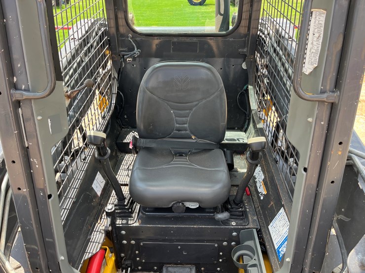 2016-new-holland-l218-image-11