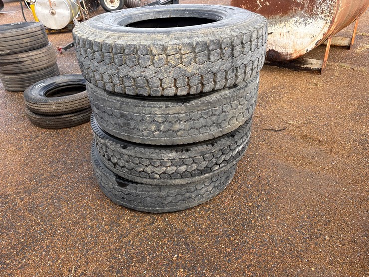 #6930-•-(4)-11r22.5-truck-tires-image-1