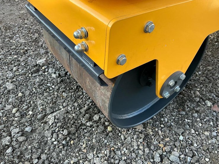 #1251-•-unused-future-ft850-ride-on-roller-image-16