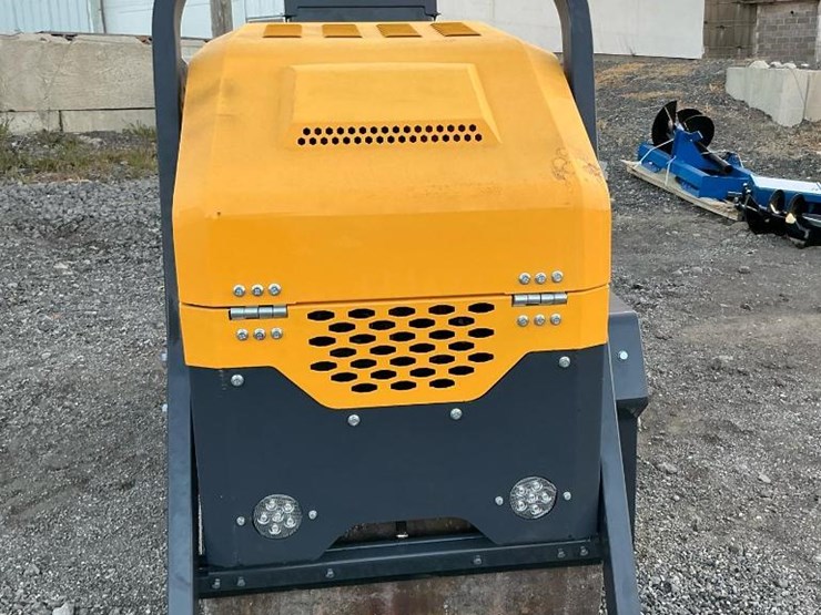 #1250-•-unused-future-ft1000-ride-on-roller-image-8