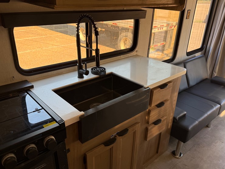 #6895-•-2024-forrest-river-timberwolf-mini-loft-camper-image-27