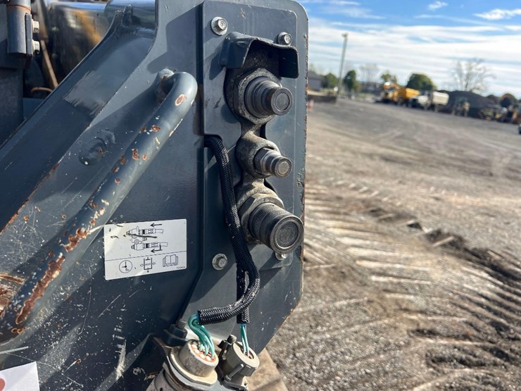 2016-deere-323e-image-11