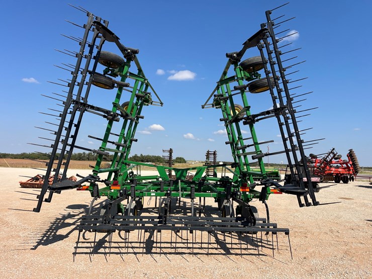 2011-john-deere-2410-image-11