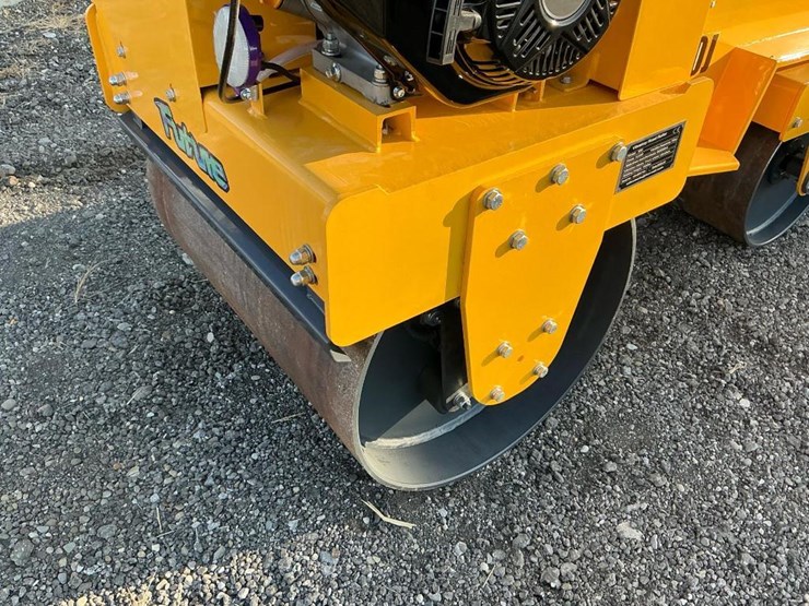 #1251-•-unused-future-ft850-ride-on-roller-image-10