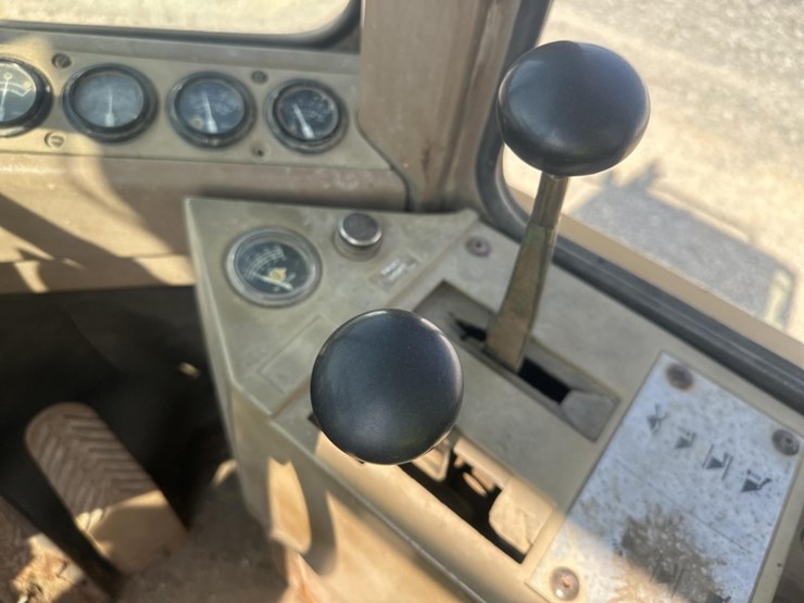 caterpillar-936-image-33