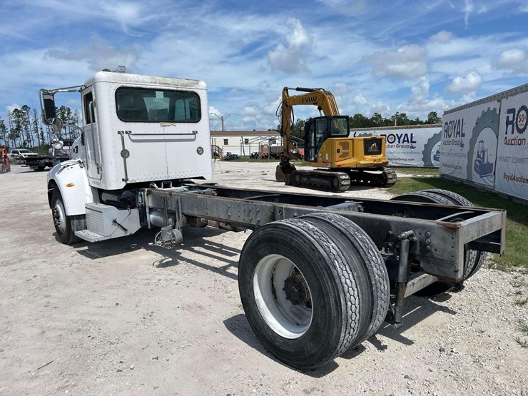 2009-peterbilt-335-image-4