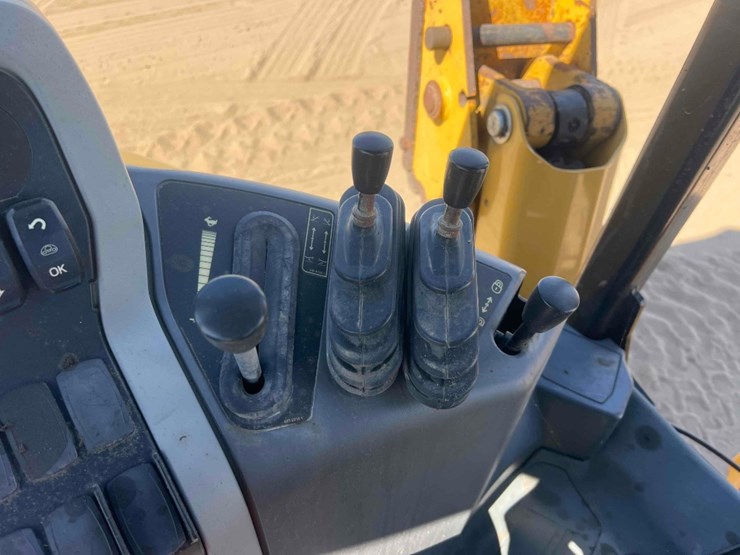 2020-caterpillar-416-image-36