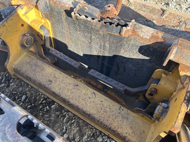 2016-deere-326e-image-16