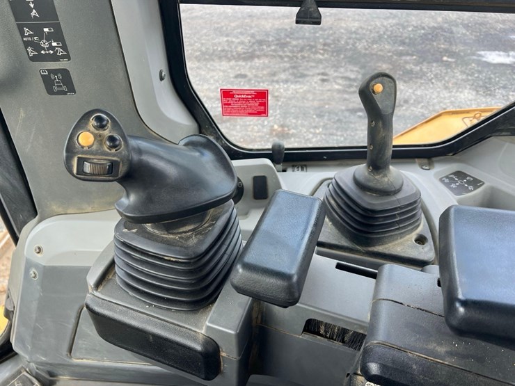 2015-caterpillar-d7e-lgp-image-26