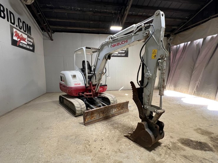 takeuchi-tb240-image-7