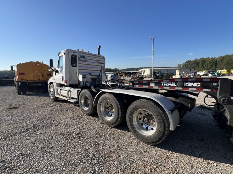 #4766-•-2010-freightliner-cascadia-day-cab-tri-axle-heavy-image-3