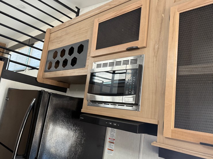 #6895-•-2024-forrest-river-timberwolf-mini-loft-camper-image-54