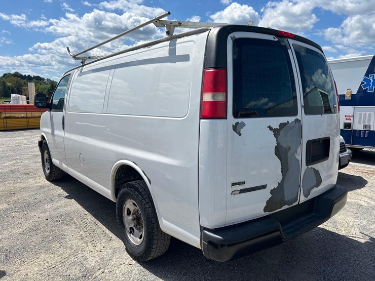 2010-chevy-express-van-image-5
