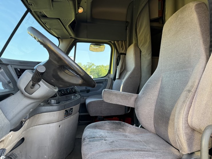 #2881-•-2018-freightliner-ca125slp-mid-roof-sleeper-truck-image-7