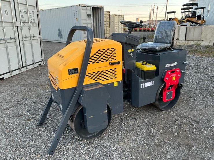 #1250-•-unused-future-ft1000-ride-on-roller-image-1