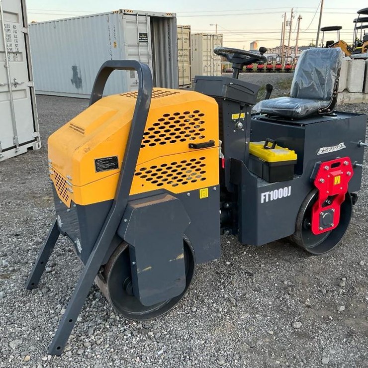 #1250 • Unused FUTURE FT1000 Ride on Roller