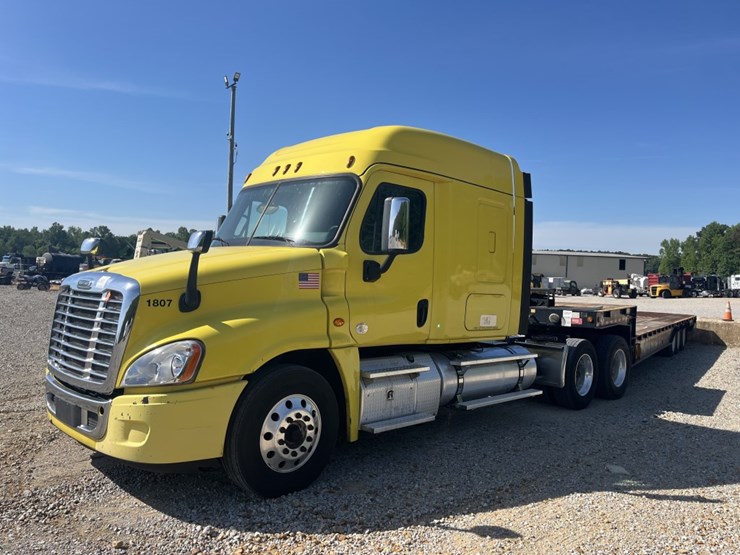 #2881-•-2018-freightliner-ca125slp-mid-roof-sleeper-truck-image-9