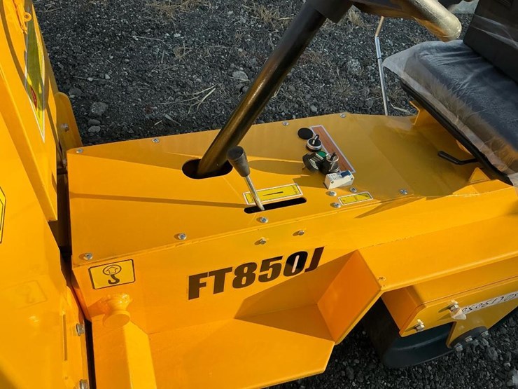 #1251-•-unused-future-ft850-ride-on-roller-image-12