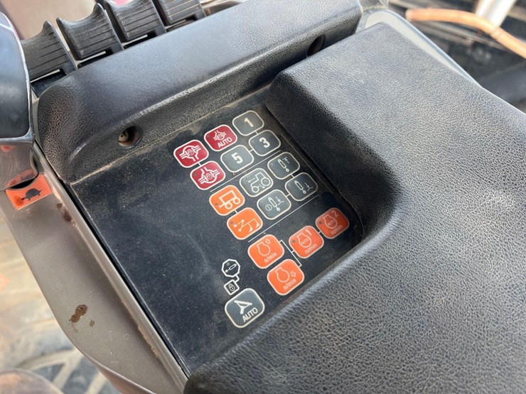 2019-case-ih-580s-quad-trac-tractor-image-32