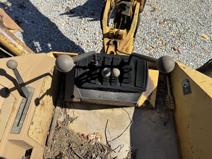 caterpillar-416-image-9