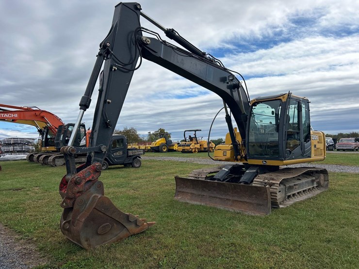 2011-deere-120d-image-1