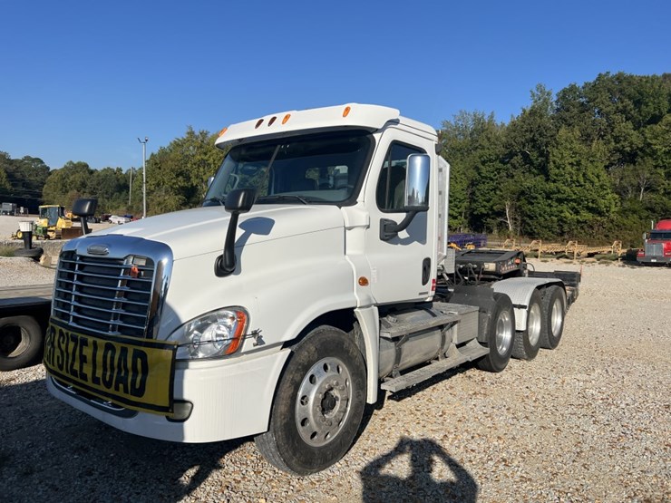 #4766-•-2010-freightliner-cascadia-day-cab-tri-axle-heavy-image-1