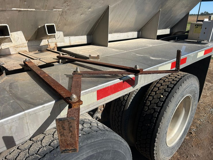 2011-mack-tender-truck-w/adams-rear-discharge-bed-auger-image-29