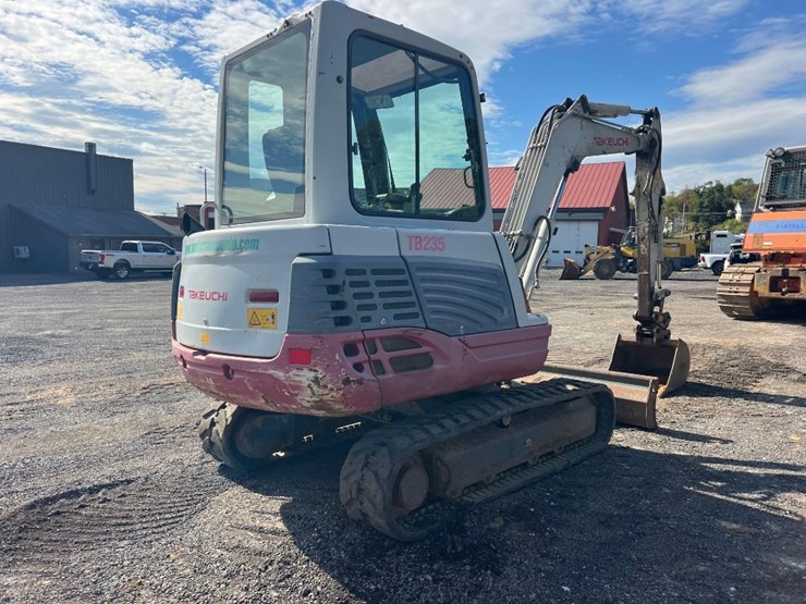 2013-takeuchi-tb235-image-4