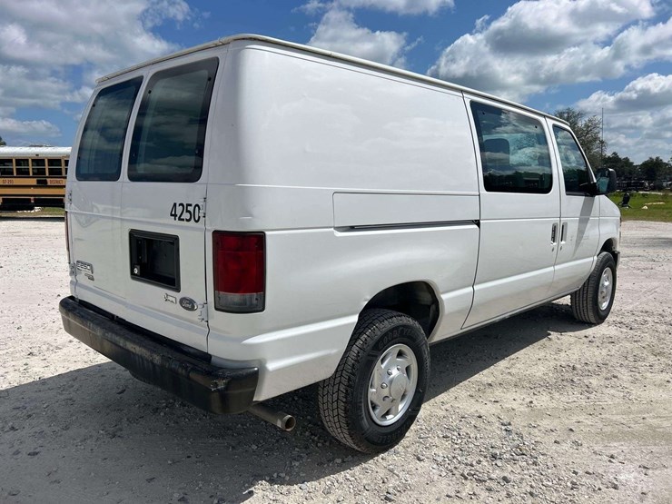 2011-ford-cargo-image-3