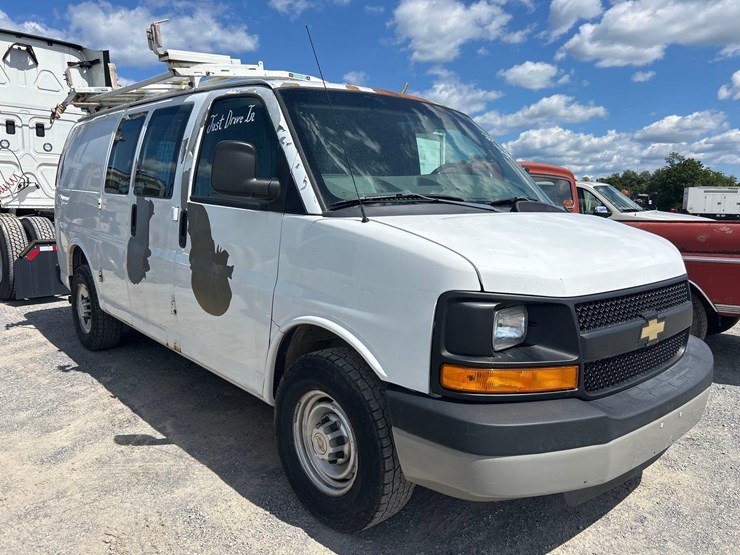 2010-chevy-express-van-image-3