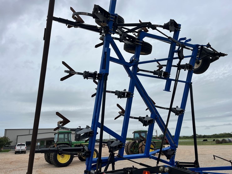 2015-new-holland-st830-image-19