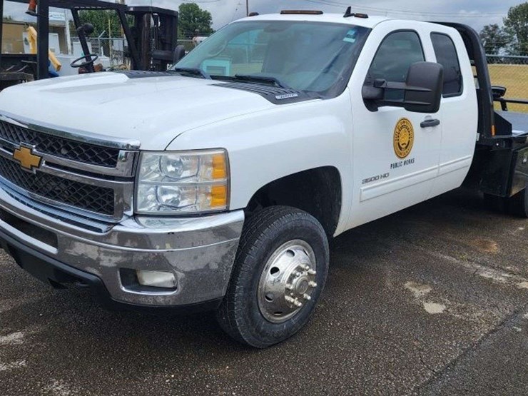 2012-chevrolet-3500-image-2