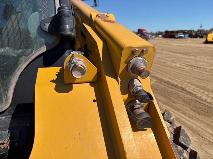 2022-caterpillar-246d3-image-18