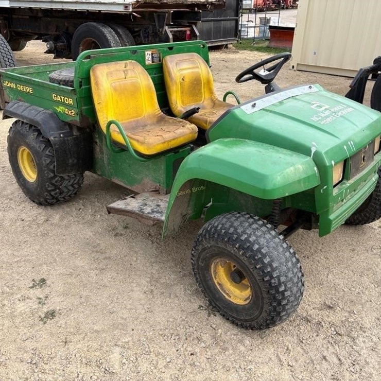 JOHN DEERE GATOR