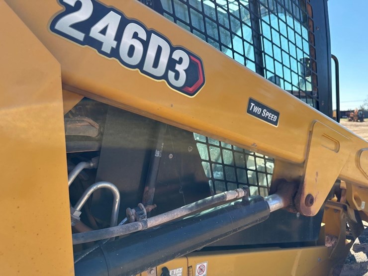 2022-caterpillar-246d3-image-16