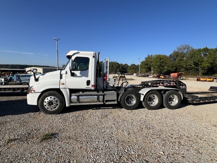 #4766-•-2010-freightliner-cascadia-day-cab-tri-axle-heavy-image-2