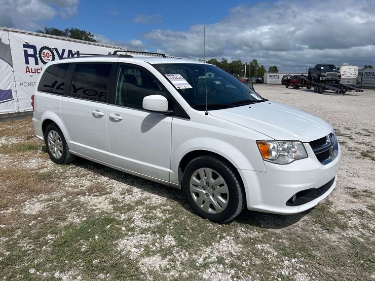 2019-dodge-grand-caravan-sxt-image-2