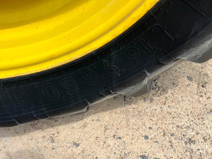 2012-john-deere-7230r-image-32