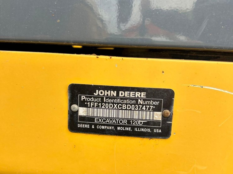2011-deere-120d-image-29