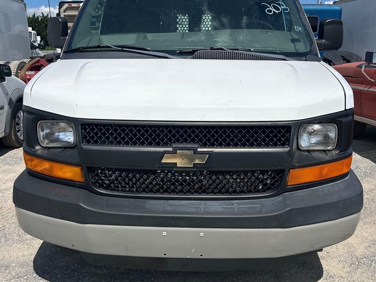 2010-chevy-express-van-image-2