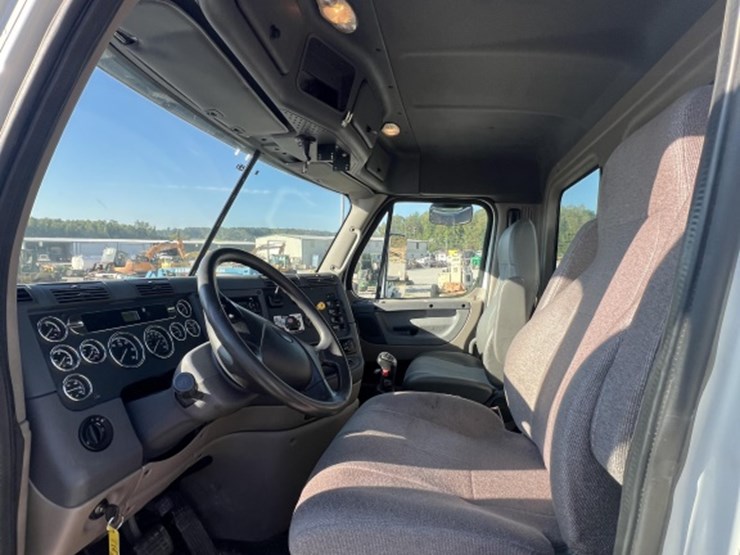 #4766-•-2010-freightliner-cascadia-day-cab-tri-axle-heavy-image-18