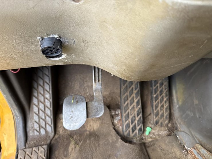 2001-caterpillar-c12-image-48