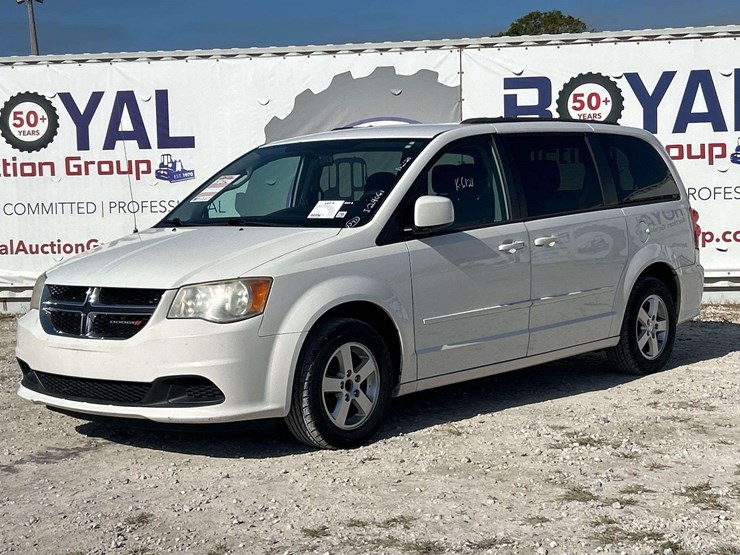 2012-dodge-grand-caravan-sxt-image-1