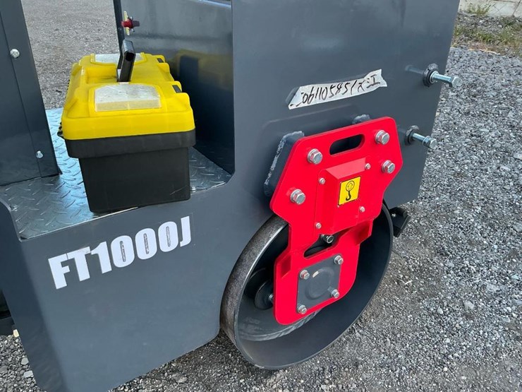 #1250-•-unused-future-ft1000-ride-on-roller-image-13