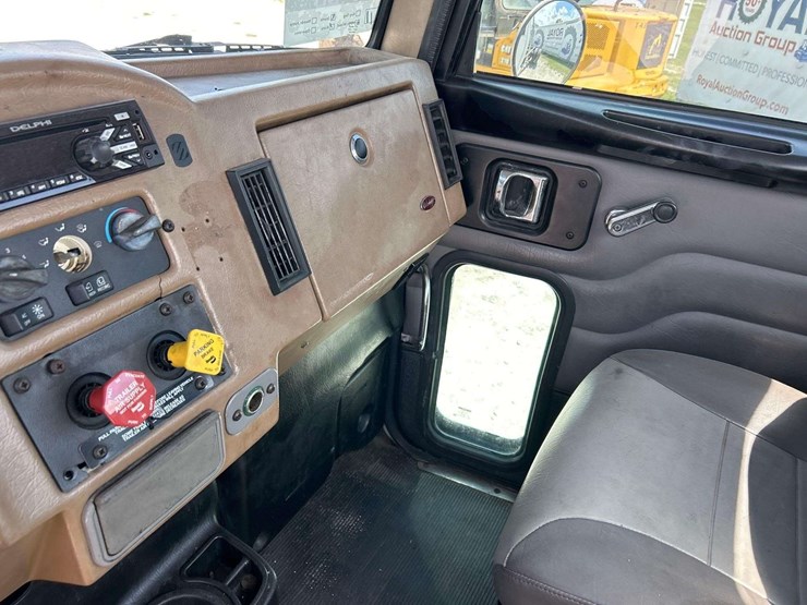 2009-peterbilt-335-image-21