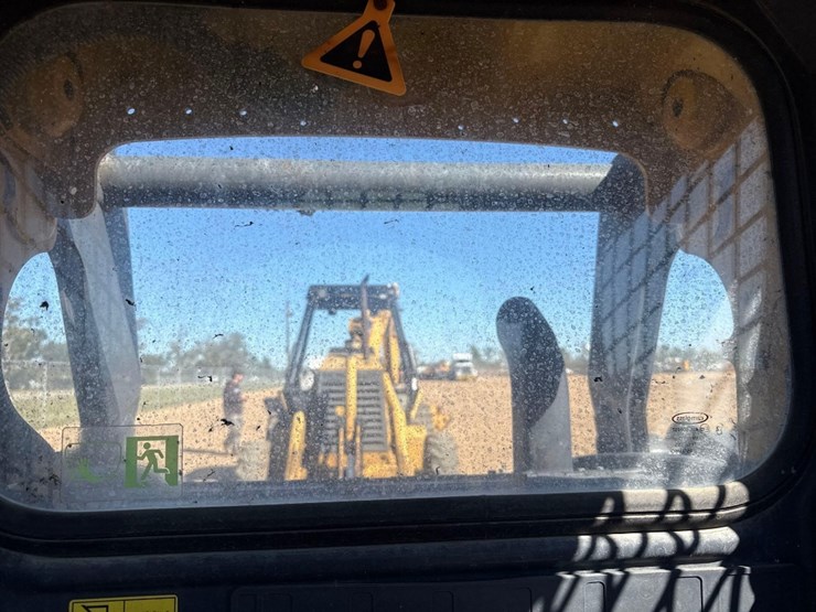 2023-deere-325g-image-30